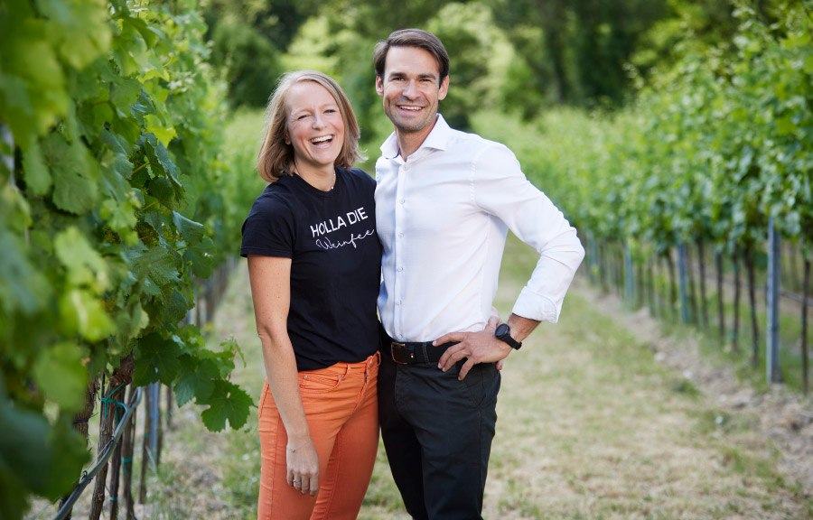Phillipp und Birgit Schmidt stehen im Weingarten